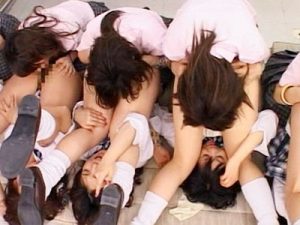 【乱交レズ動画】女子校の2年と3年で抗争勃発ｗｗ10対10のレズ乱交…一列に並んでクンニで決着ｗｗ