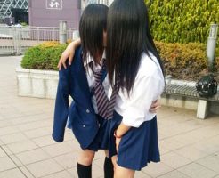 【JKキスレズ画像】現役女子校生の悪ふざけ！？低身長の女の子同士がキスした瞬間の画像が流出ｗｗ